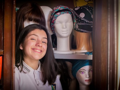 Martina Rocca en la fábrica de pelucas que fundó en la ciudad argentina de Ushuaia.
