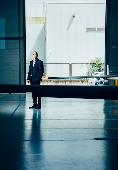 Pedro Becerra, director general de aeronáutica y defensa de Aertec, en las instalaciones de la empresa en Sevilla.