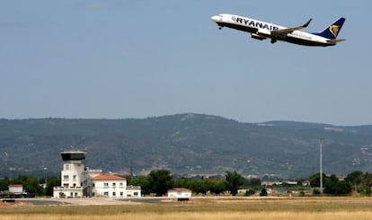Un avi&oacute;n de Ryanair, en el aeropuerto de Reus (Tarragona).