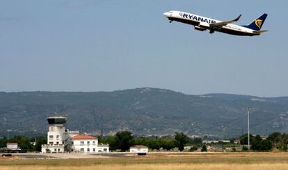 Un avi&oacute;n de Ryanair, en el aeropuerto de Reus (Tarragona).