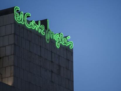 El cartel de El Corte Ingl&eacute;s en unos grandes almacenes de Barcelona