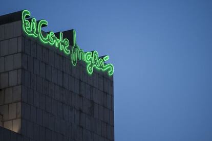 El cartel de El Corte Ingl&eacute;s en unos grandes almacenes de Barcelona