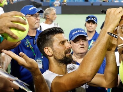 Novak Djokovic firma autógrafos el 13 de agosto en Cincinnati, en una imagen de su cuenta de Twitter.
