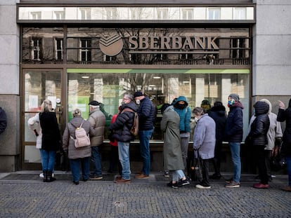 Un grupo de gente hacía cola para entrar en una sucursal del banco público ruso Sberbank, el viernes.