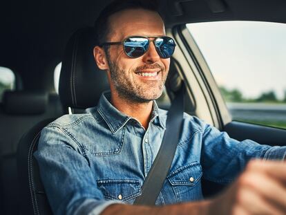 Gafas de sol polarizadas y antirreflejos para conducir con seguridad evitando los destellos. GETTY IMAGES.