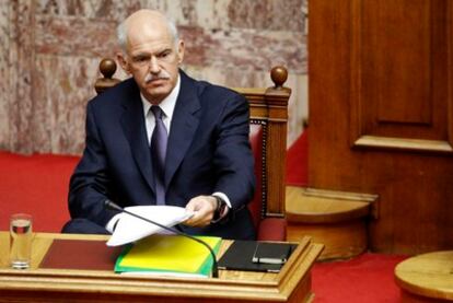 El primer ministro griego Papandreu se dirige al Parlamento.