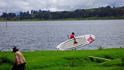 Un joven de la comunidad de Pongobamba durante una sesión de 'paddle surf' en la laguna de Piuray, en Chinchero, a unos 30 kilómetros de Cuzco.