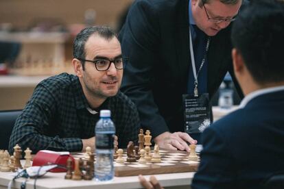 Leinier Domínguez conversa con Hao Wang tras eliminarlo hoy en la 3ª ronda de la Copa del Mundo