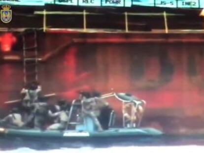 El patrullero  Serviola  liberó a los 20 marineros capturados por piratas