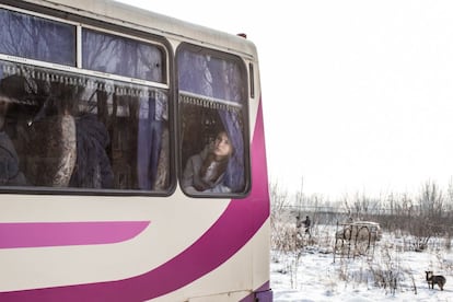Una mujer y un grupo de niños esperan a bordo de un autobús para ser evacuados de la ciudad de Sviatohirsk (Ucrania). El conflicto con los rebeldes respaldados por Rusia se ha intensificado dramáticamente en la ciudad, dejando a la urbe sin agua ni electricidad.