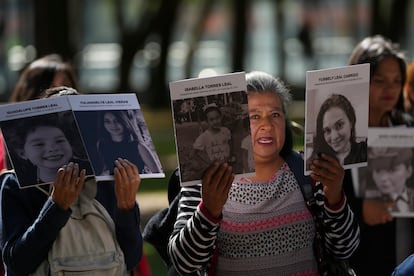 Personas sostienen carteles de familiares y amigos desaparecidos durante una manifestacin en Quito, Ecuador, el padado 10 de diciembre.