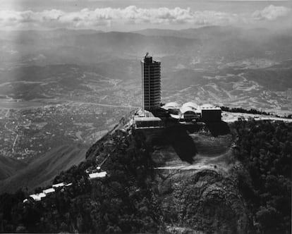 Esta es una de las fotografías que mejor captura la presencia de la torre del Hotel Humboldt en Caracas, Venezuela. Fue un diseño de Tomás José Sanabria.