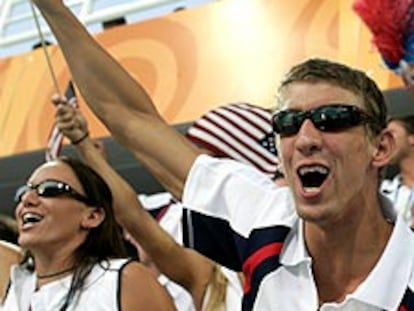 Michael Phelps, en la tribuna, durante la final femenina de 50m libres.
