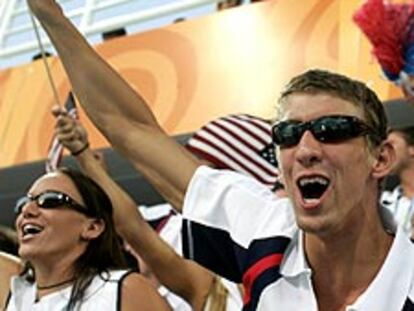 Michael Phelps, en la tribuna, durante la final femenina de 50m libres.