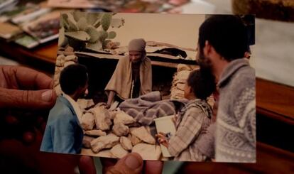 Una foto de 1987, cuando el padre Roca repartía mantas entre los refugiados de Adigrat.