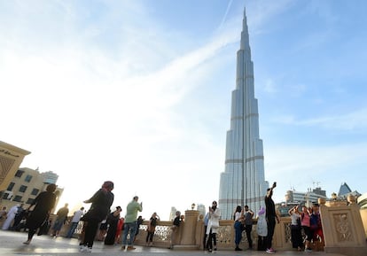 Inaugurado el 4 de enero de 2010, el Burj Khalifa, cima de un complejo de dos kilómetros cuadrados construido <a href=" https://elviajero.elpais.com/elviajero/2020/05/14/actualidad/1589445357_076624.html" target="_blank">junto a la avenida Jeque Zayed de Dubái</a>, es, con sus 828 metros, el edificio más alto del mundo; también uno de los más fotografiados. Su diseño evoca la estructura de la 'hymenocallis', una flor del desierto que inspiró a Adrian Smith, arquitecto de la torre. Comprende 1,85 millones de pies cuadrados de espacio residencial y 300.000 pies cuadrados para oficinas, además de salones, instalaciones de salud y bienestar, cuatro piscinas, dos plataformas de observación, el Armani Hotel Dubai y Armani Residences (apartamentos y pisos de lujo).