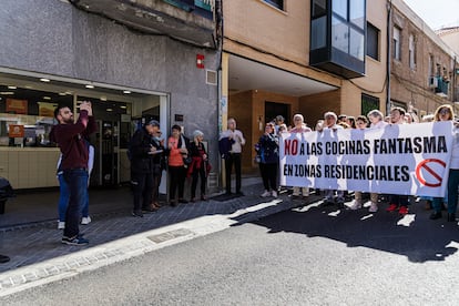 Varias personas de agrupaciones vecinales protestan contra las Cocinas Fantasma, frente a una de ellas en el distrito de Tetuán, a 12 de marzo de 2023, en Madrid (España).