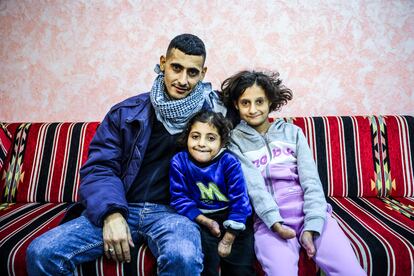 Abdallah Abutuor, de 33 años, con sus hijas Etaf, de 5 años, en el centro, y  Malak, de 13, en Ramala (Cisjordania), el día 19.