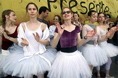 Bailarinas del Teatro Colón de Buenos Aires protestan contra las medidas del Gobierno argentino.