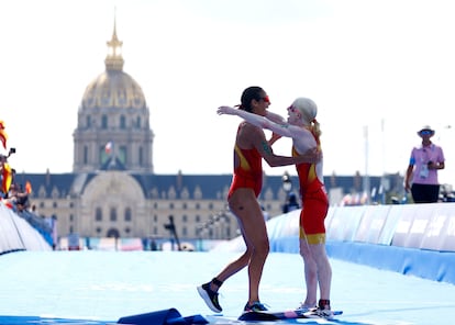 La triatleta Susana Rodríguez celebra la medalla de oro, este lunes en los Juegos Paralímpicos de París 2024.