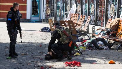 Civiles muertos en el ataque ruso de este viernes a la estación de trenes de Kramatorsk.