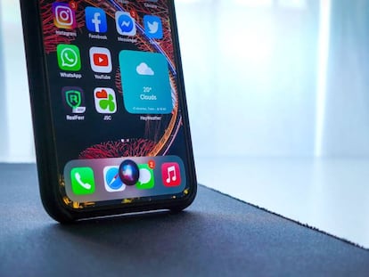 Siri activado en un iPhone.