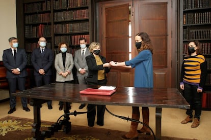 La jueza Marta Canales (derecha) entrega las llaves a la abogada general del Estado, Consuelo Castro, el pasado diciembre en la Torre de La Quimera, ante la mesa de trabajo de Pardo Bazn.