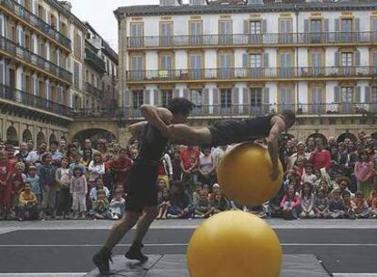 La compañía canadiense Les Vitaminés, ayer en la plaza de la Constitución de San Sebastián.