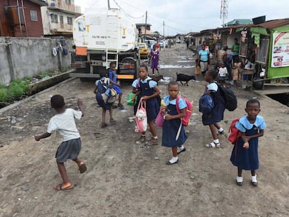Ni&ntilde;os saliendo de los tugurios de Llaje-Bariga para ir al colegio. Lagos, 2017. 