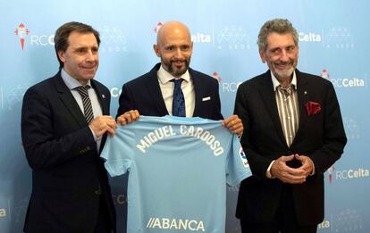 El entrenador portugués Miguel Cardoso posa con Felipe Miñambres y Carlos Mouriño, director deportivo y presidente del Celta.