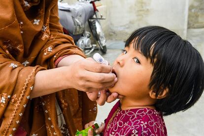 Un trabajador de la salud administra gotas de vacuna contra la poliomielitis a un niño durante una campaña de vacunación en Quetta el 24 de octubre de 2022.