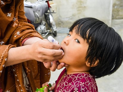 Un trabajador de la salud administra gotas de vacuna contra la poliomielitis a un niño durante una campaña de vacunación en Quetta el 24 de octubre de 2022.