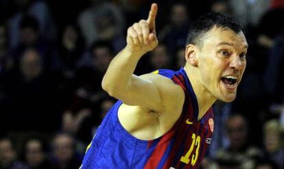 Sarunas Jasikevicius celebra una canasta con el Barcelona.