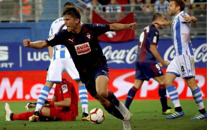 Marc Cardona celebra el primer gol del Eibar.