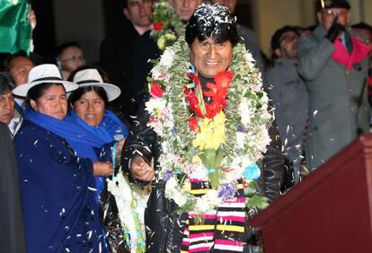 Evo Morales fue recibido con flores en el aeropuerto de La Paz despu&eacute;s del tenso periplo europeo. 