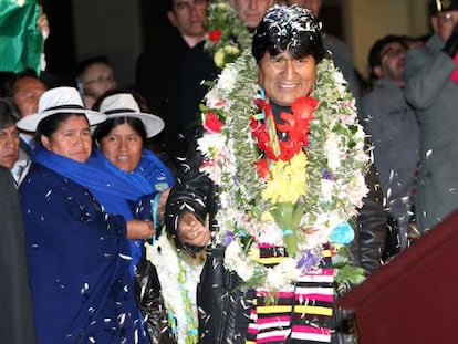 Evo Morales fue recibido con flores en el aeropuerto de La Paz despu&eacute;s del tenso periplo europeo. 
