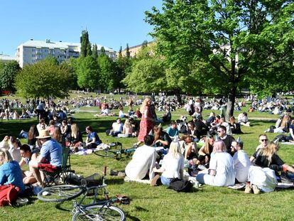 Gente disfrutando del buen tiempo en un parque de Estocolmo.