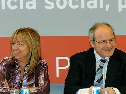 La vicepresidenta del PSC, Manuela de Madre, junto al candidato a la presidencia de la Generalitat, José Montilla.