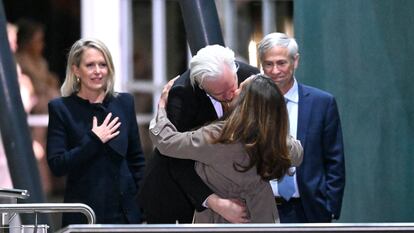 Julian Assange besa a su esposa Stella a su llegada al aeropuerto de Canberra, en Australia, tras ser liberado.