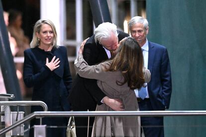 Julian Assange besa a su esposa Stella a su llegada al aeropuerto de Canberra, en Australia, tras ser liberado.