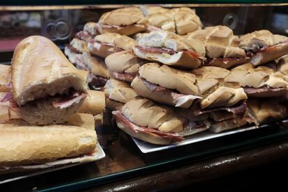 Bocadillos y pulgas de jamón recién cortado en Palacio de Bornos.