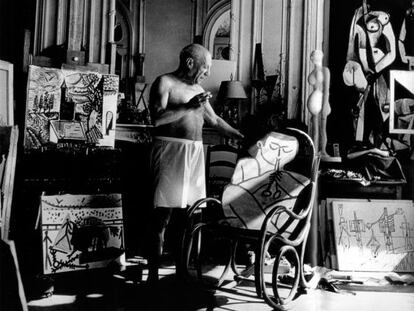 Picasso en su taller de Villa Californie, en Cannes, en 1957.