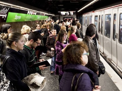 Usuarios del metro en el andén de la plaza de Espanya. 