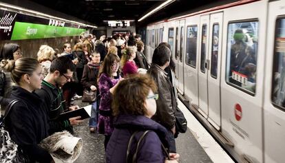 Usuarios del metro en el andén de la plaza de Espanya. 