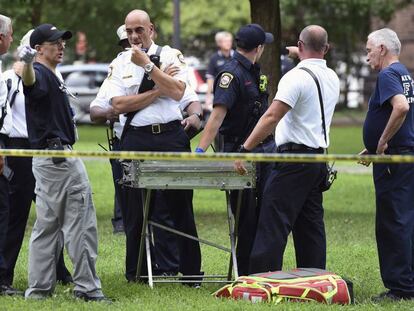 Pessoal dos serviços de emergência no parque em New Haven