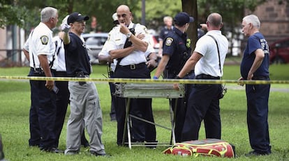 Pessoal dos serviços de emergência no parque em New Haven