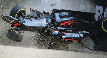 El coche de Alonso en el momento del accidente.