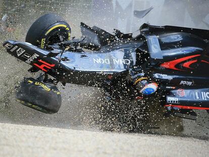 El coche de Alonso en el momento del accidente.
