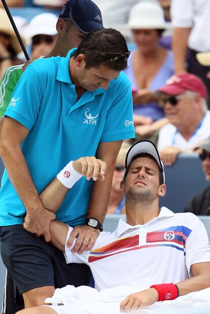 Novak Djokovic, tratado por el fisioterapeuta en un hombro durante la final de Cincinnati.