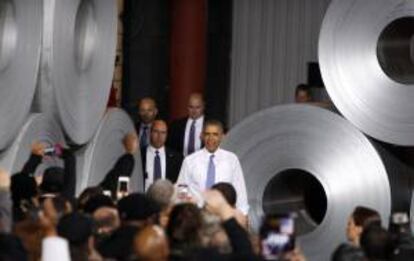 El presidente de Estados Unidos, Barack Obama (c), fue registrado este jueves a su llegada a la planta de acero ArcelorMittal, en Cleveland (Ohio, EE.UU.).